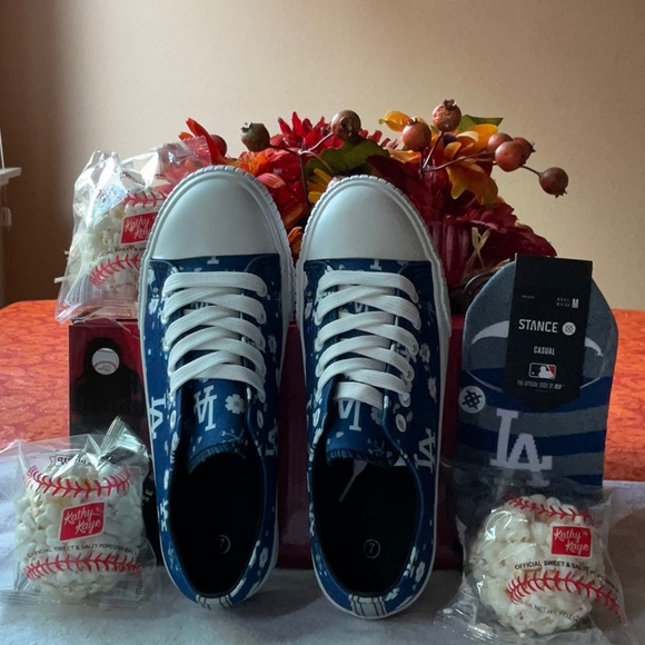 ⚾️🌭🥜🍿 LOS ANGELES DODGERS  SNEAKER BUNDLE ⚾️🌭🥜🍿 NWT ⚾️🌭🥜🍿 - Picture 2 of 16